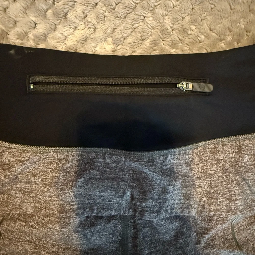 Lululemon Speed Up Low-Rise Lined Shorts 2.5". Heather Gray & Black Size 2 - Picture 3 of 10